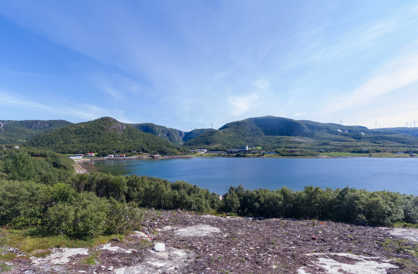 Utsikt fra midtre del av nedre tomterekke 1-4 mot Roan sentrum Galleribilde