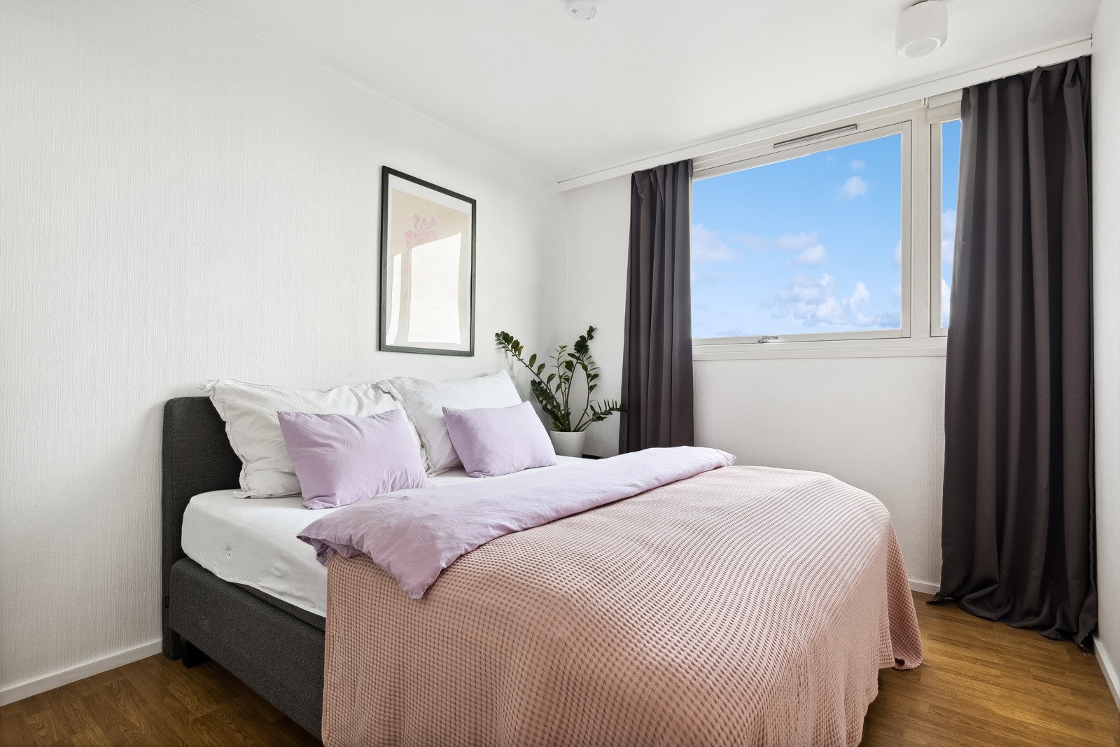 Lyst og luftig soverom med god plass til dobbeltseng og annet møblement. Galleribilde