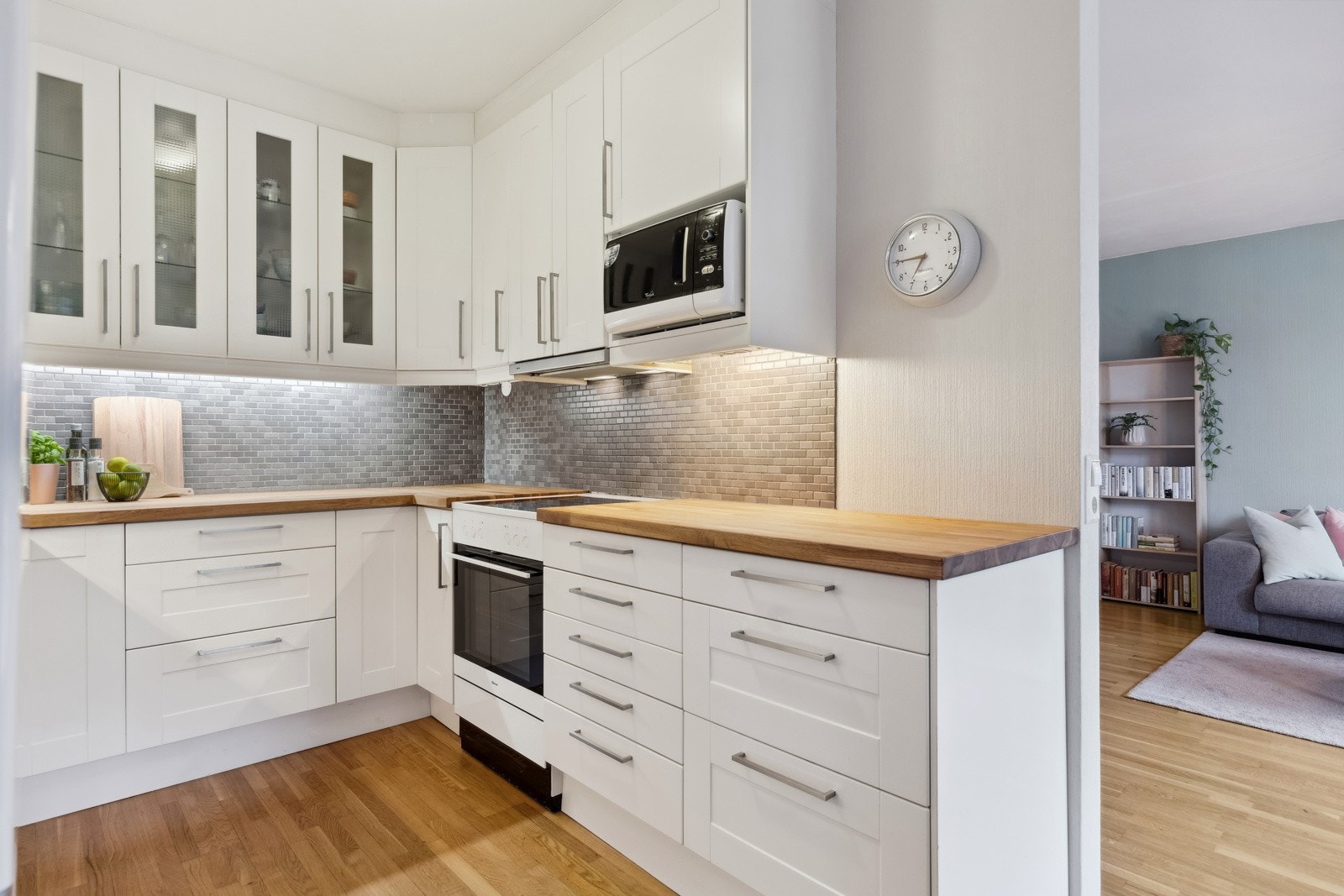 Kjøkkenet har godt med skap, skuffer og benkeplass. Galleribilde