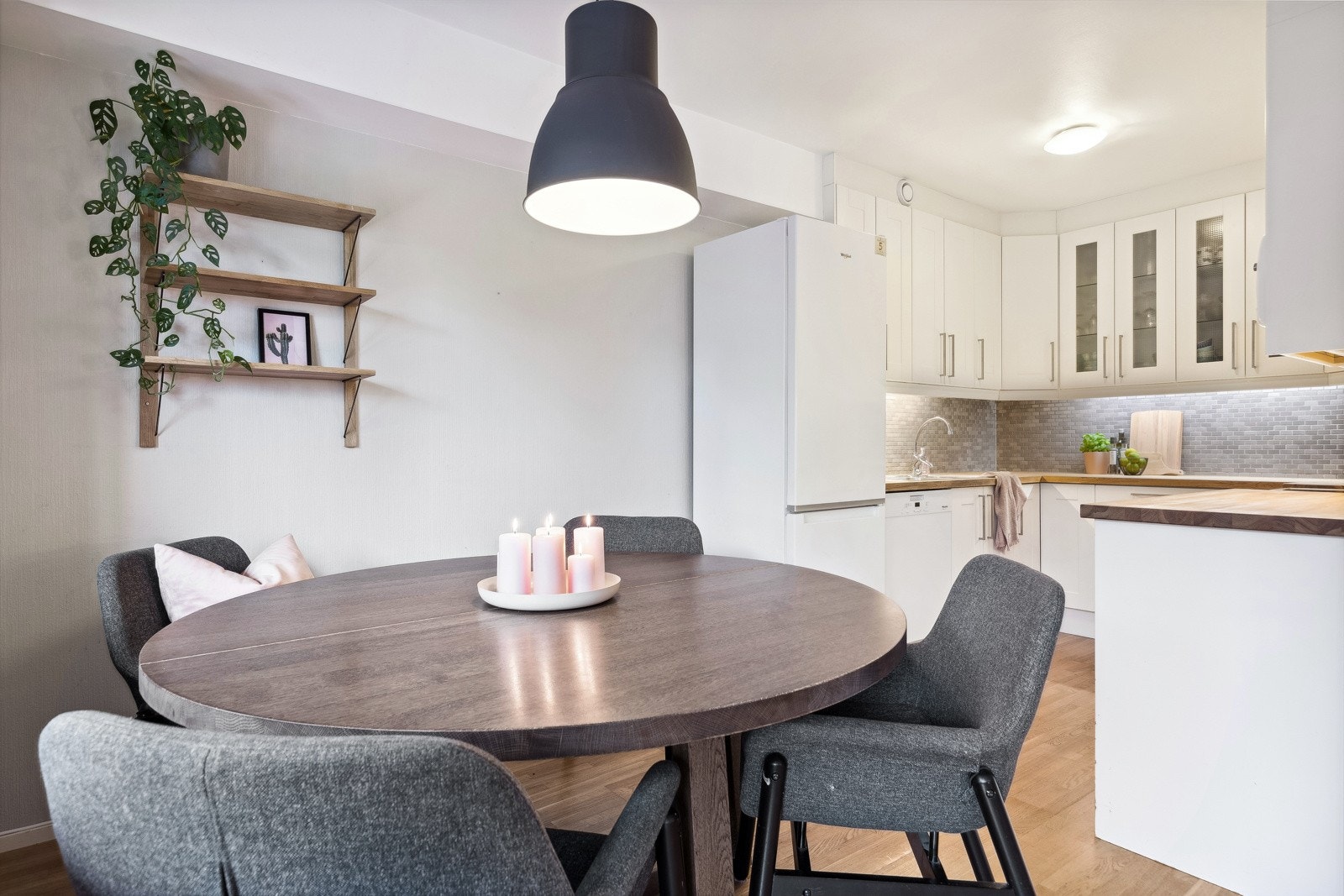 Det er god plass til spisegruppe mellom stue og kjøkken. Galleribilde