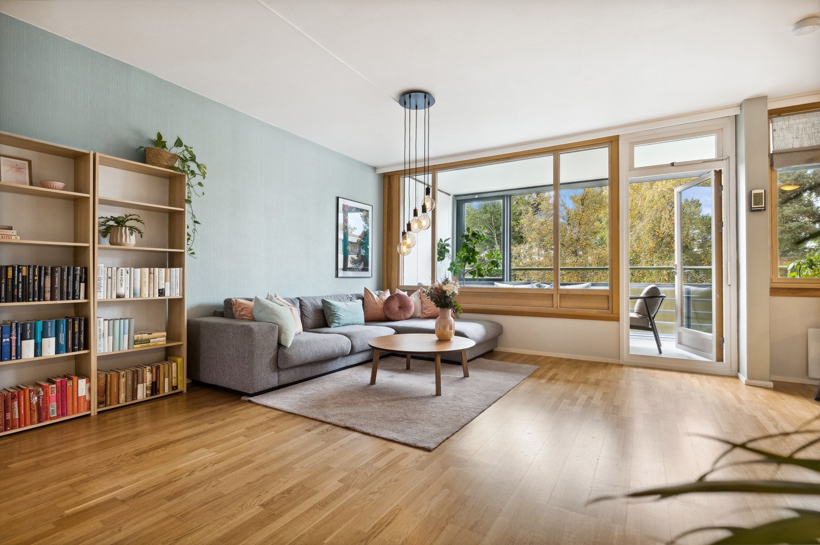 De store vindusflatene gir godt med naturlig lys. Galleribilde