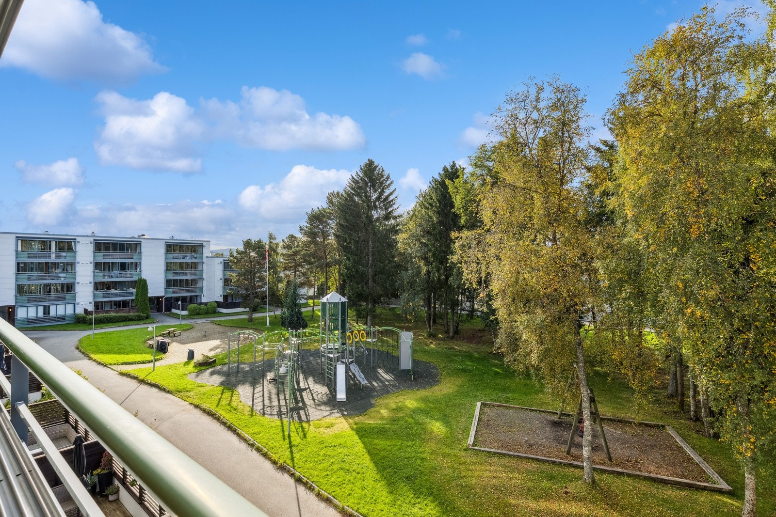 Fin utsikt mot grøntarealer fra eiendommen. Galleribilde