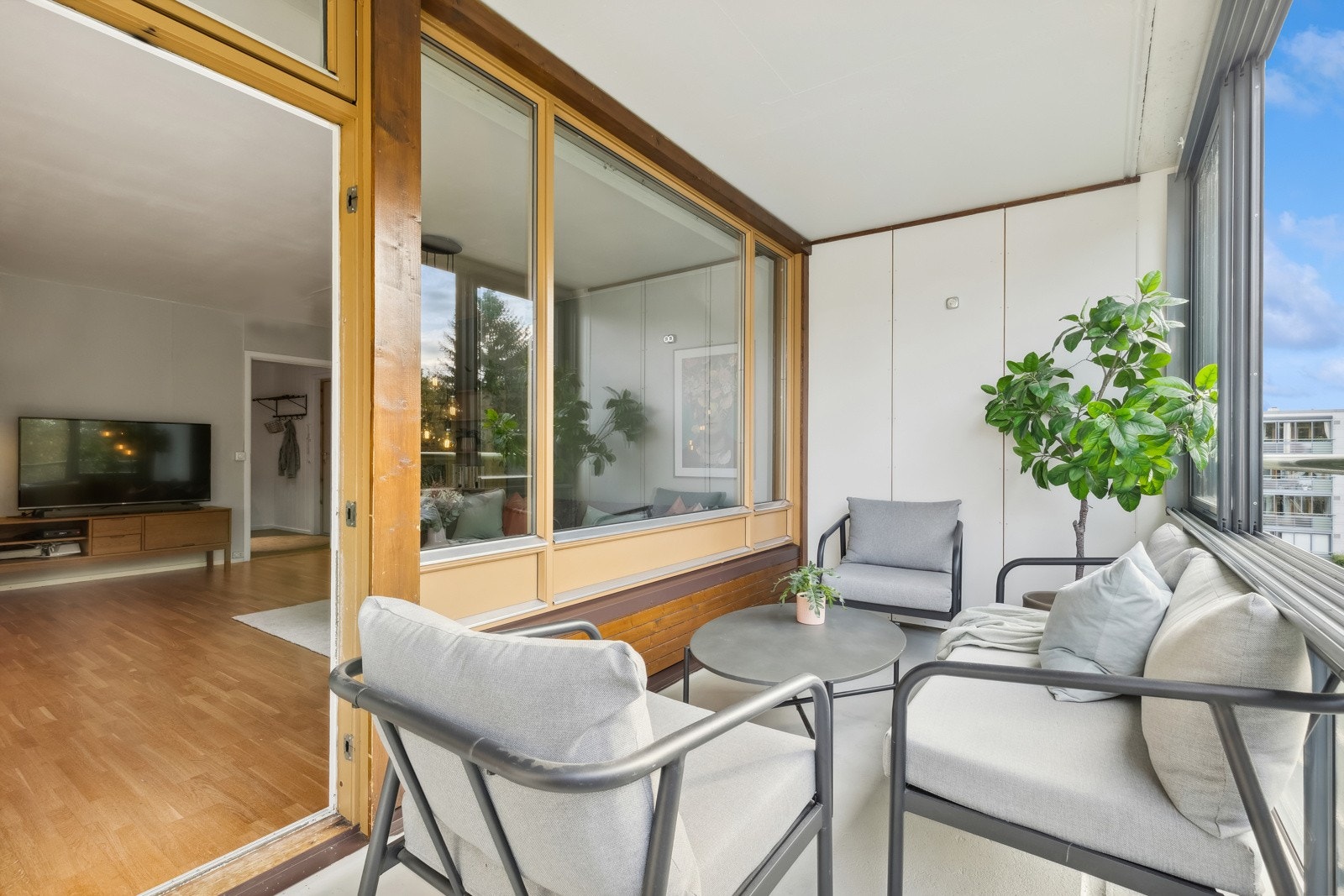 Meget hyggelig balkong med god plass til utemøblement. Galleribilde