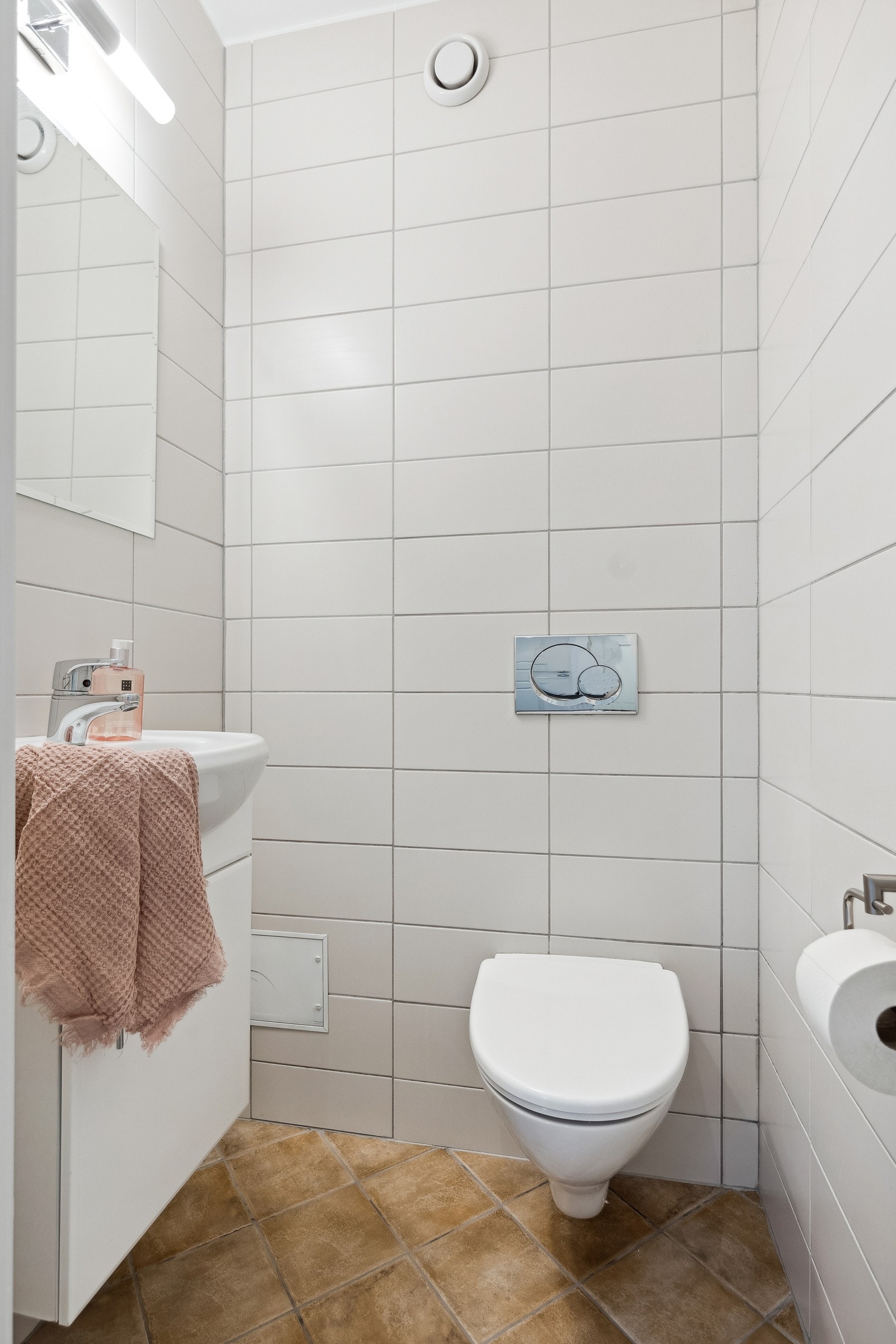 Leiligheten har eget separat toalettrom med flislagte gulv og vegger. Galleribilde