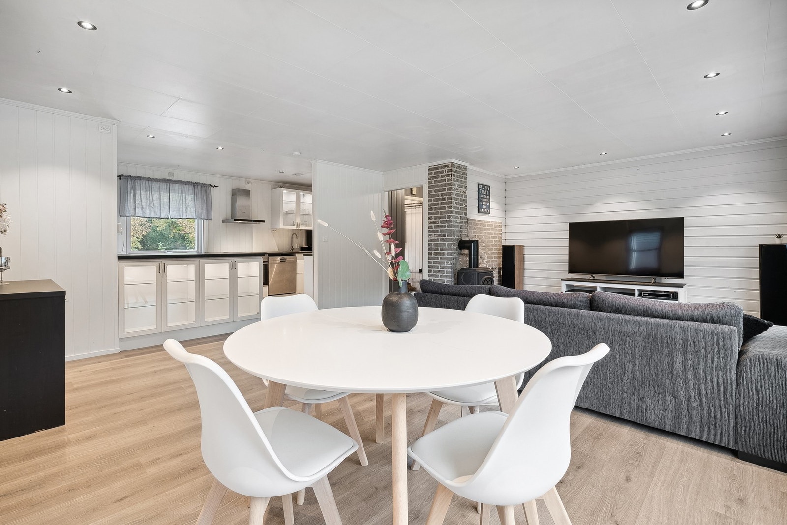 Stuen er av god størrelse, med plass til både sofakrok og spisegruppe. Galleribilde