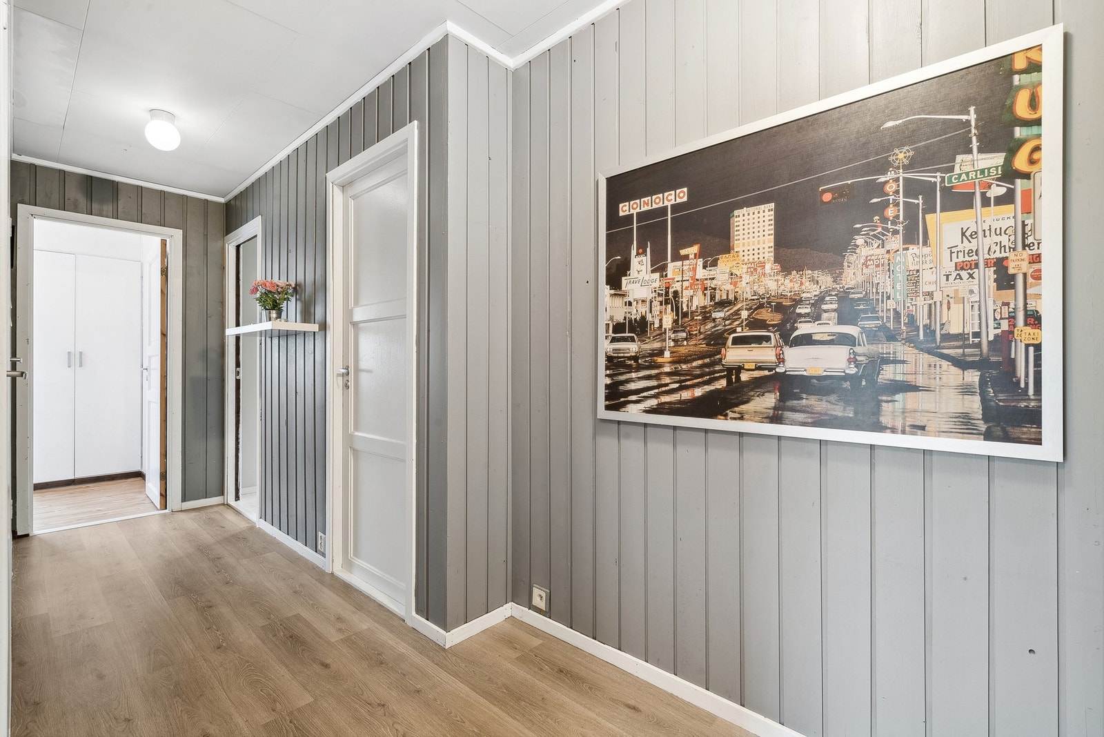 Fra gangen i hovedetasjen er det også adkomst til etasjens tre soverom. Galleribilde
