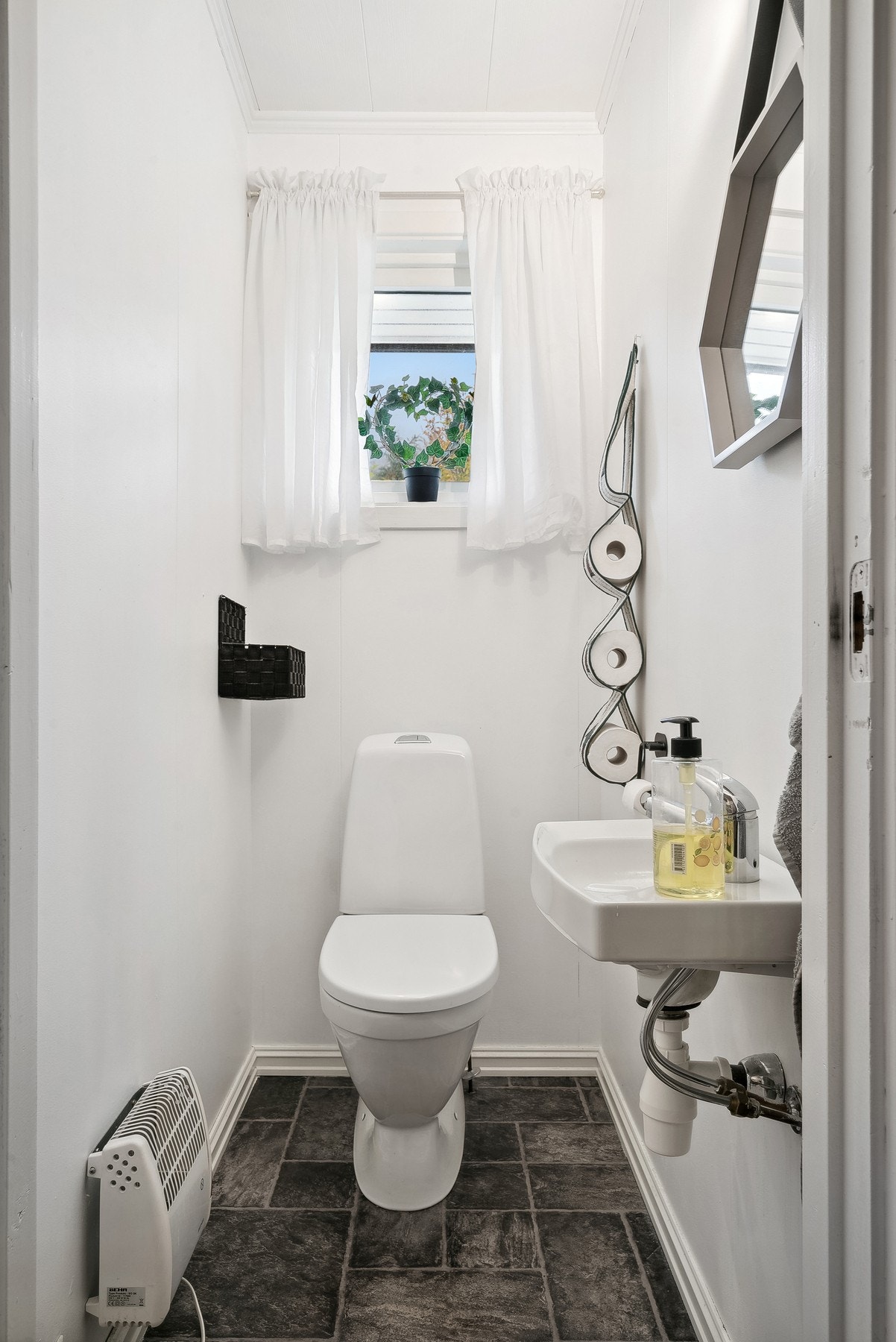 Vegg i vegg med badet er det eget toalettrom. Galleribilde