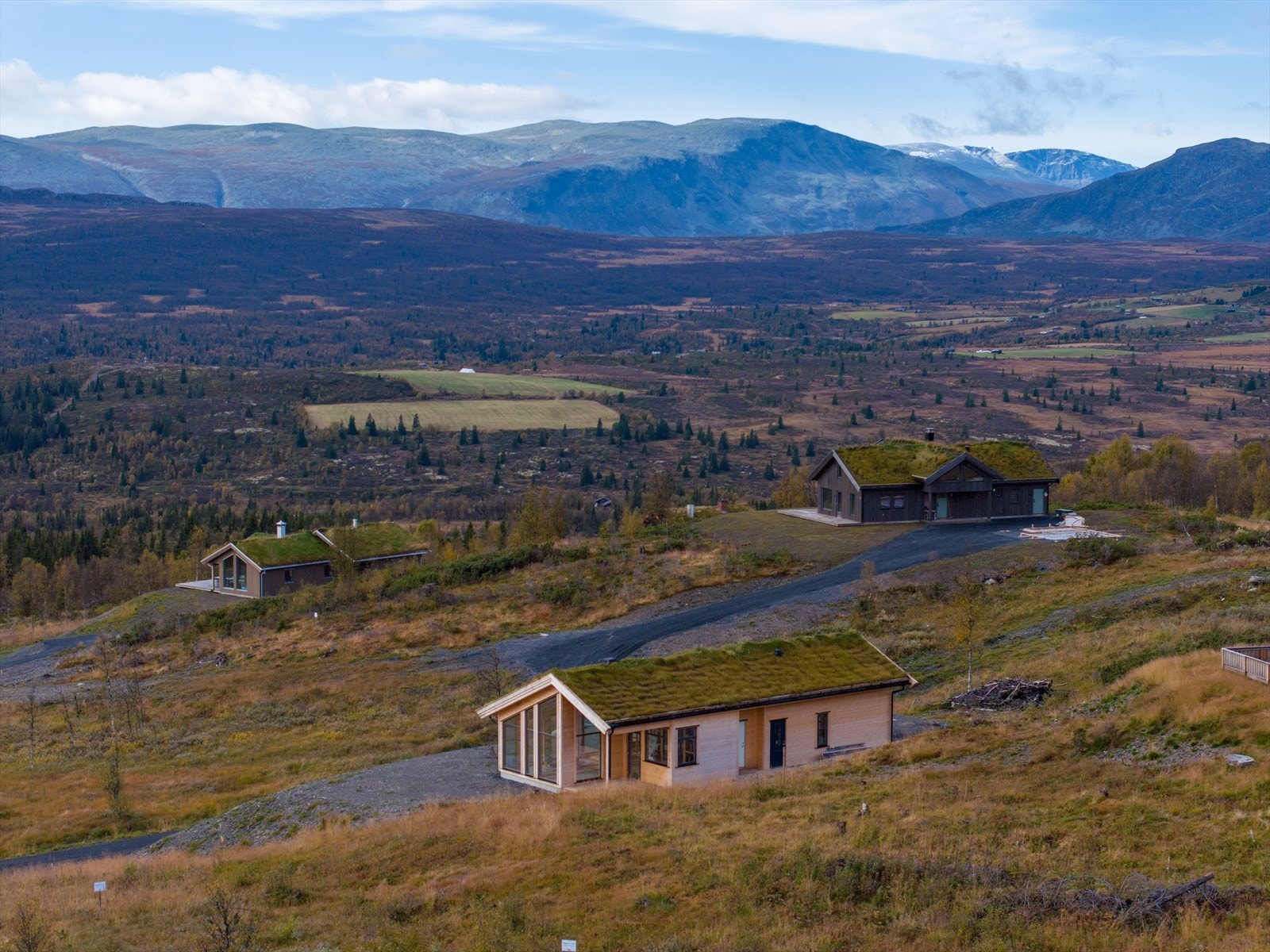Denne fritidseiendommen i Åsbekkvegen 10 ligger på 985 moh., med nydelig utsikt. Galleribilde