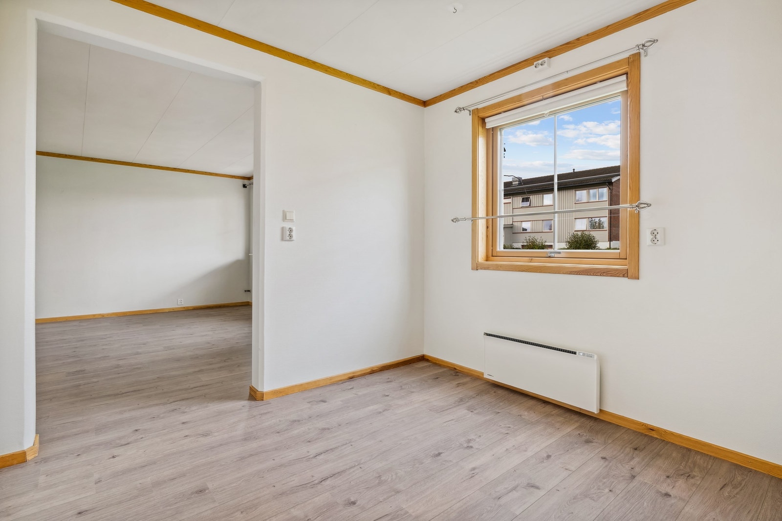 Kjøkken med plass for lite spisemøblement ved vinduet Galleribilde