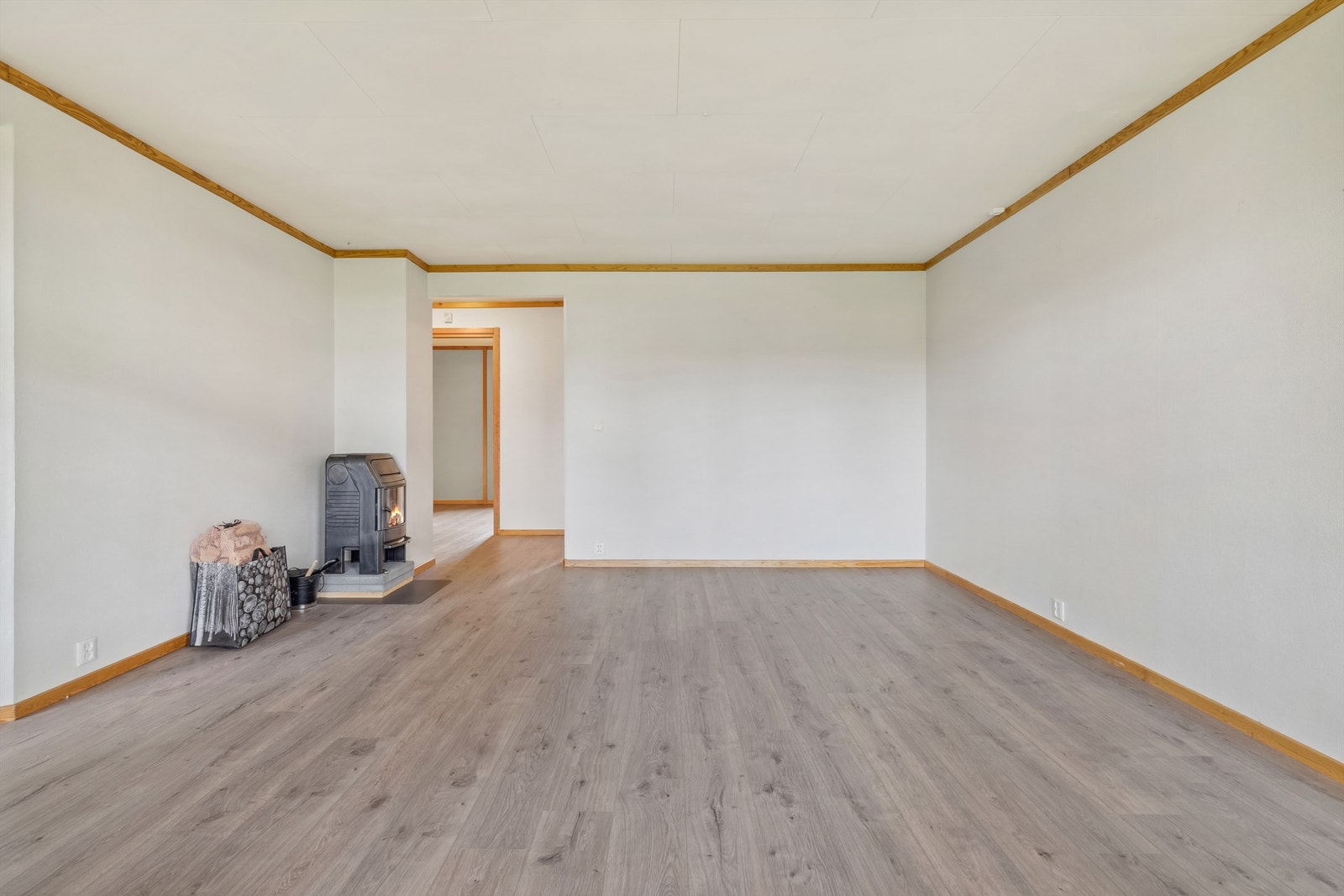Stuen har nye fine laminatgulv Galleribilde