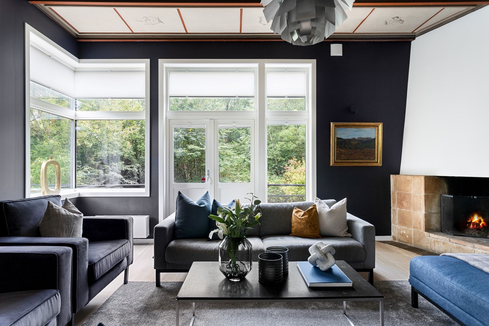 Utgang fra stue til stor sørvestvendt terrasse. Velfungerende original peis. Galleribilde