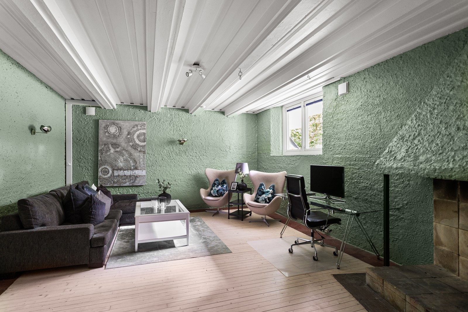 Flott takhøyde og stort vindu som gir godt med lys Galleribilde