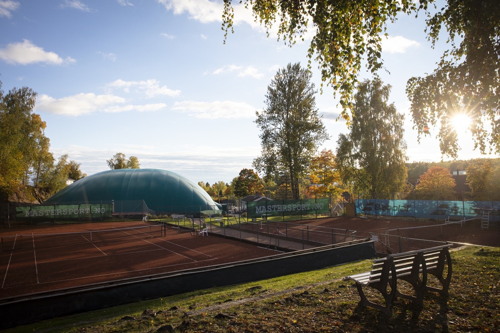 Det flotte grusanlegget til Njård tennis, ca. 4 min spaseravstand fra eiendommen Galleribilde