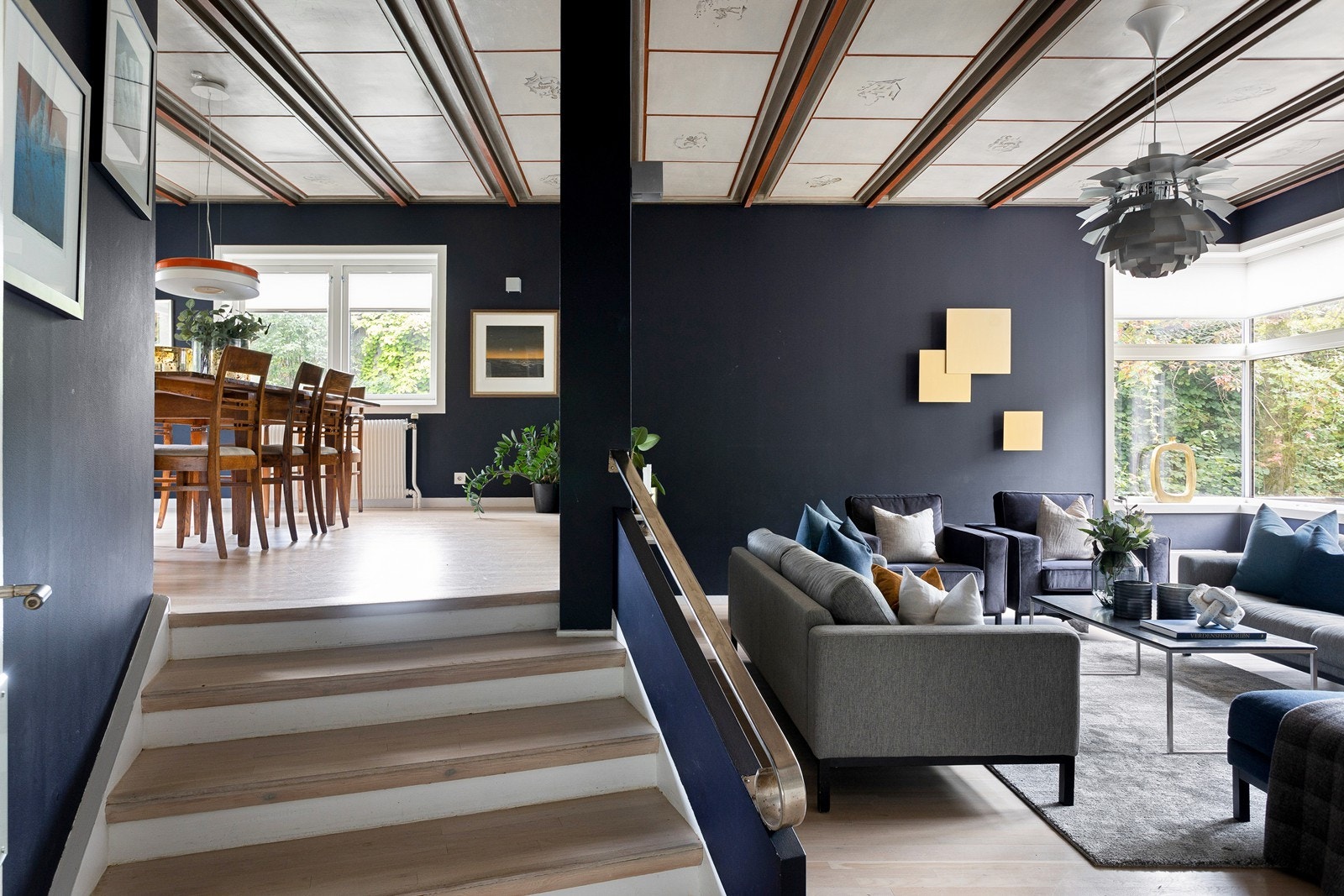 Boligen har et tidstypisk og ettertraktet arkitektonisk uttrykk, med mange originale detaljer bevart, samtidig fornyet og med en jevnt over tidsmessig finish Galleribilde