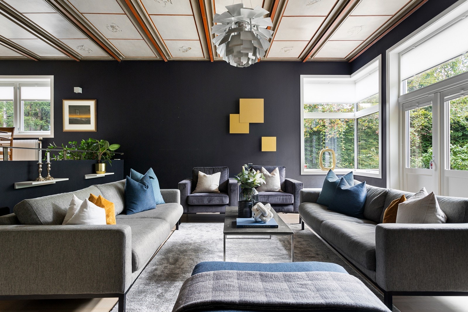 Utrolig flott stue med meget sjenerøs himlingshøyde og store glassflater mot sørøst og sørvest Galleribilde