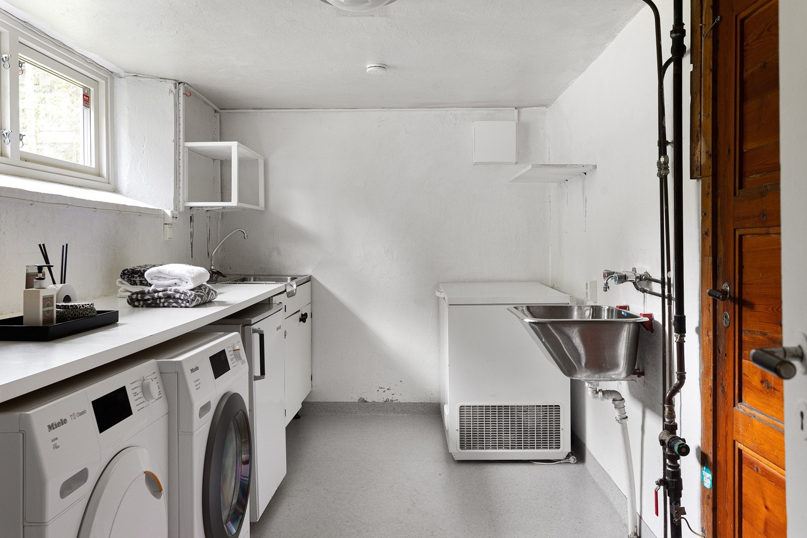 Eldre våtrom men iom. nyere drenering er det tørt og fint i kjeller Galleribilde