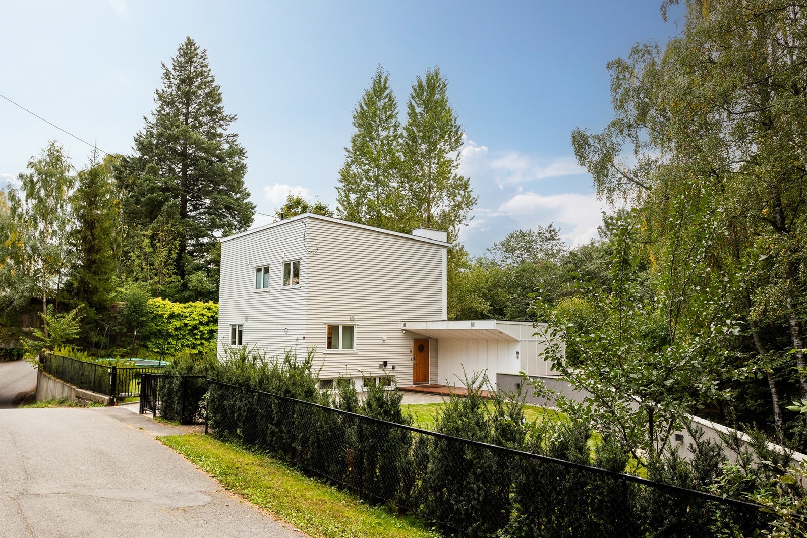 Tøft design - Villa van der Fehr - tegnet av arkitektene Piene og Zahl, oppf. 1936. Eiendommen er i senere tid kraftig modernisert. Galleribilde