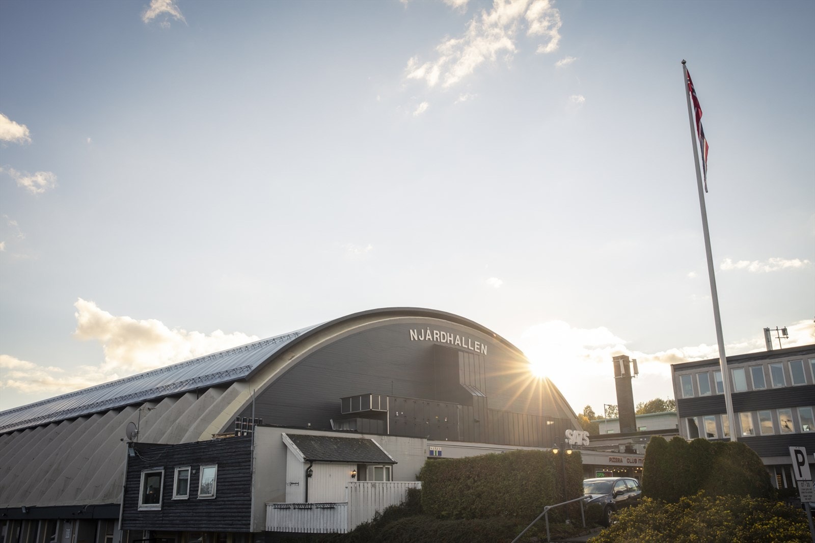 Populære Njårdhallen rett ved med flerbrukshall, Sats og Club Maccaroni Galleribilde