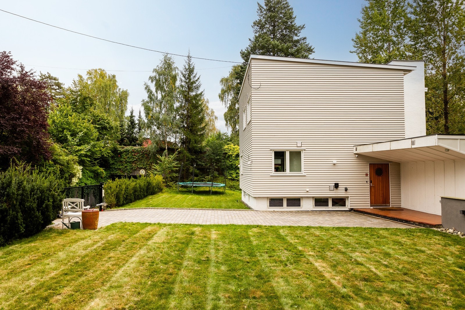 Skjermet og barnevennlig beliggenhet med masse boltreplass på begge sider av huset Galleribilde