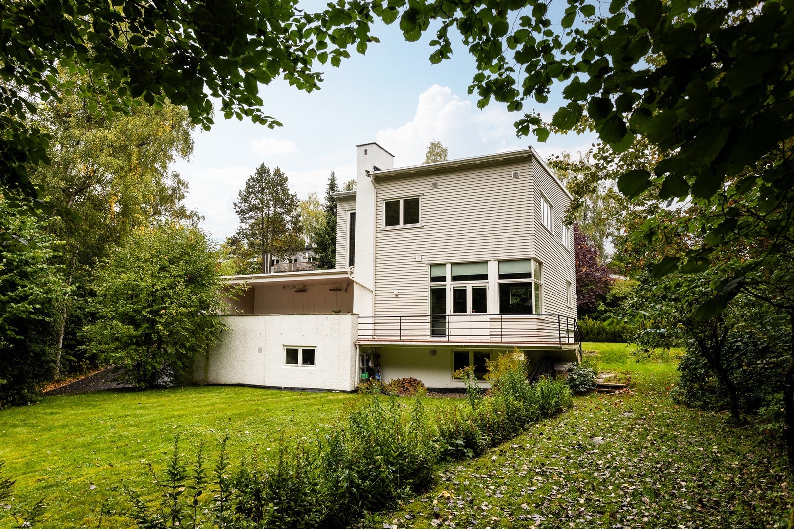 246 m² BRA, inkl. bl.a. 3 stuer og 4 soverom. Garasje samt plass til flere biler på eget tun. Galleribilde