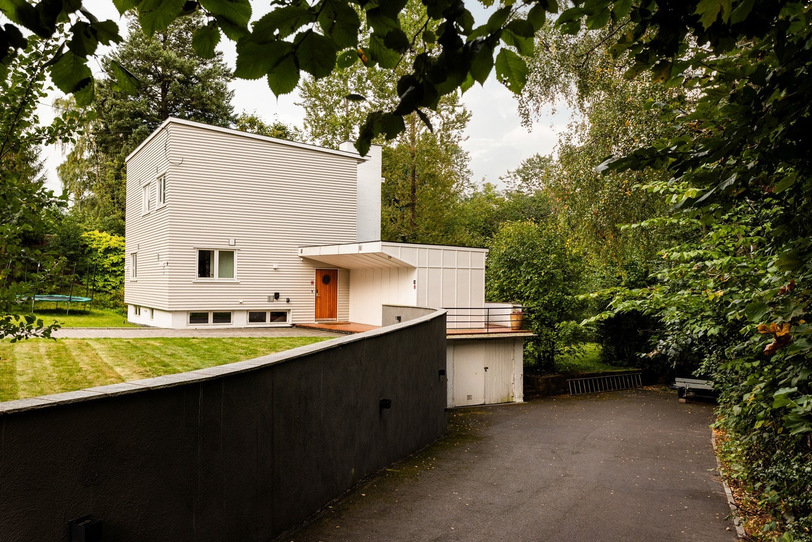 Unik funkisvilla beliggende i solrike og grønne omgivelser, barnevennlig rett ved Makrellbekken Galleribilde