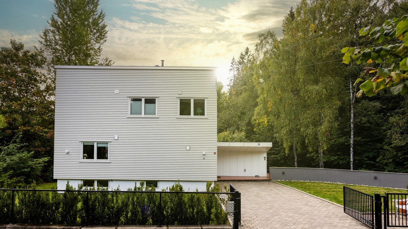 Ila siste 10 år er eks. følgende utført; nytt tak, ny kledning, nye vinduer, installert bergvarmesystem, ny drenering, nye porter, gjerder, utebelysning og brostein Galleribilde