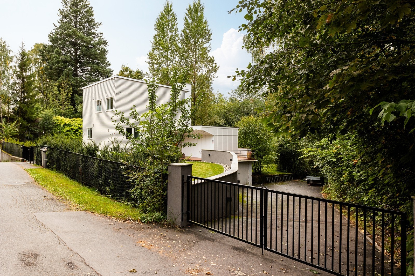 Enebolig i idylliske omgivelser - mye hus for pengene Galleribilde