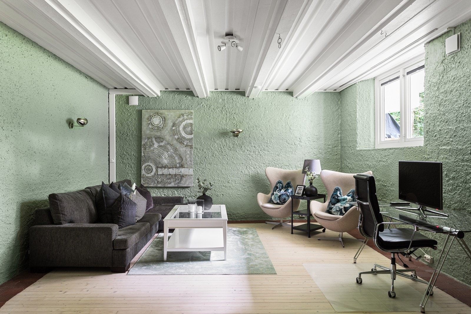 Kjellerstue med peis (garderobe i opprinnelige tegninger) Galleribilde