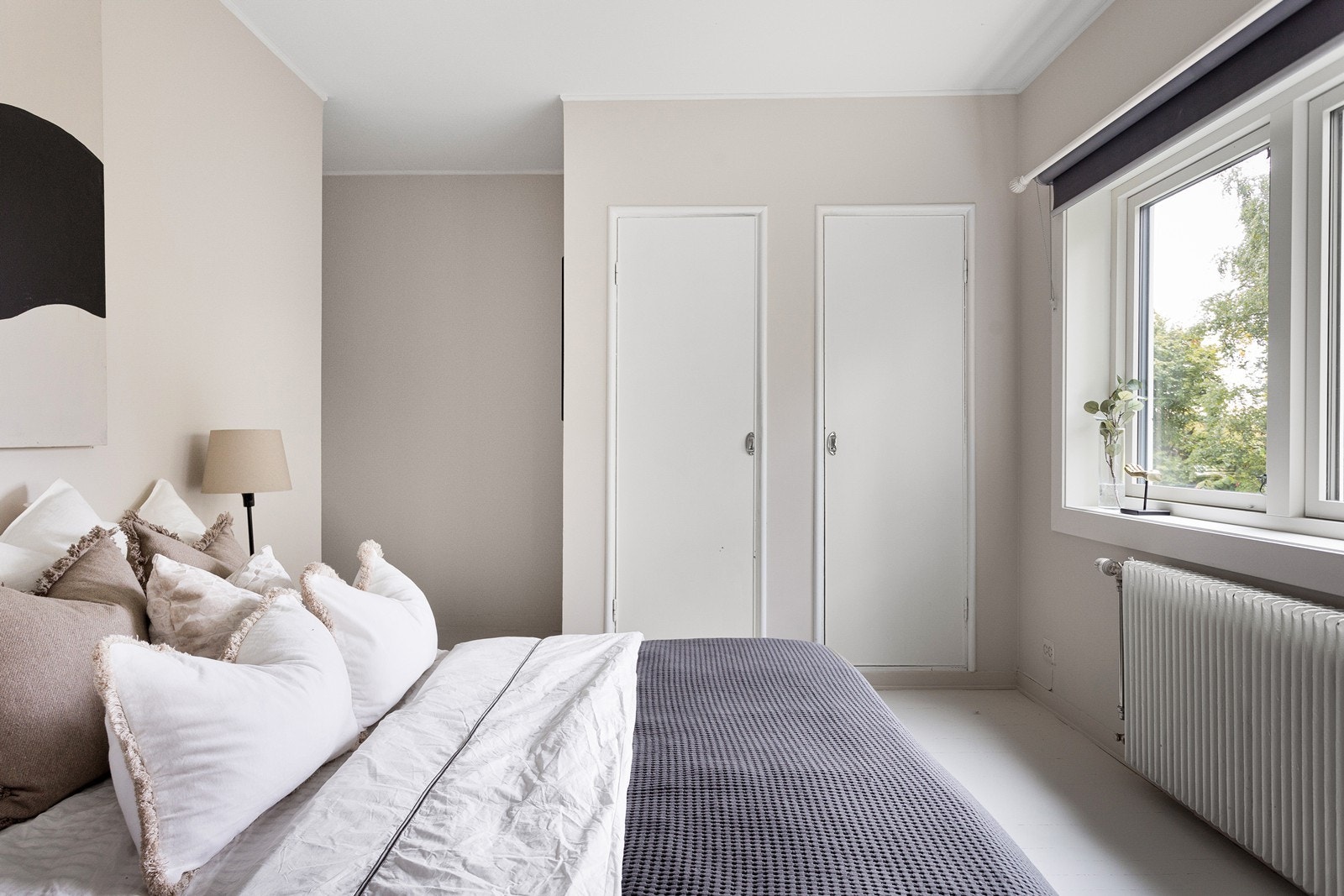 Soverom 2 også av fin størrelse med integrerte originale skap. Fin, lun og økonomisk varme med bergvarme/vannbåren varme til radiatorer i alle rom. Galleribilde