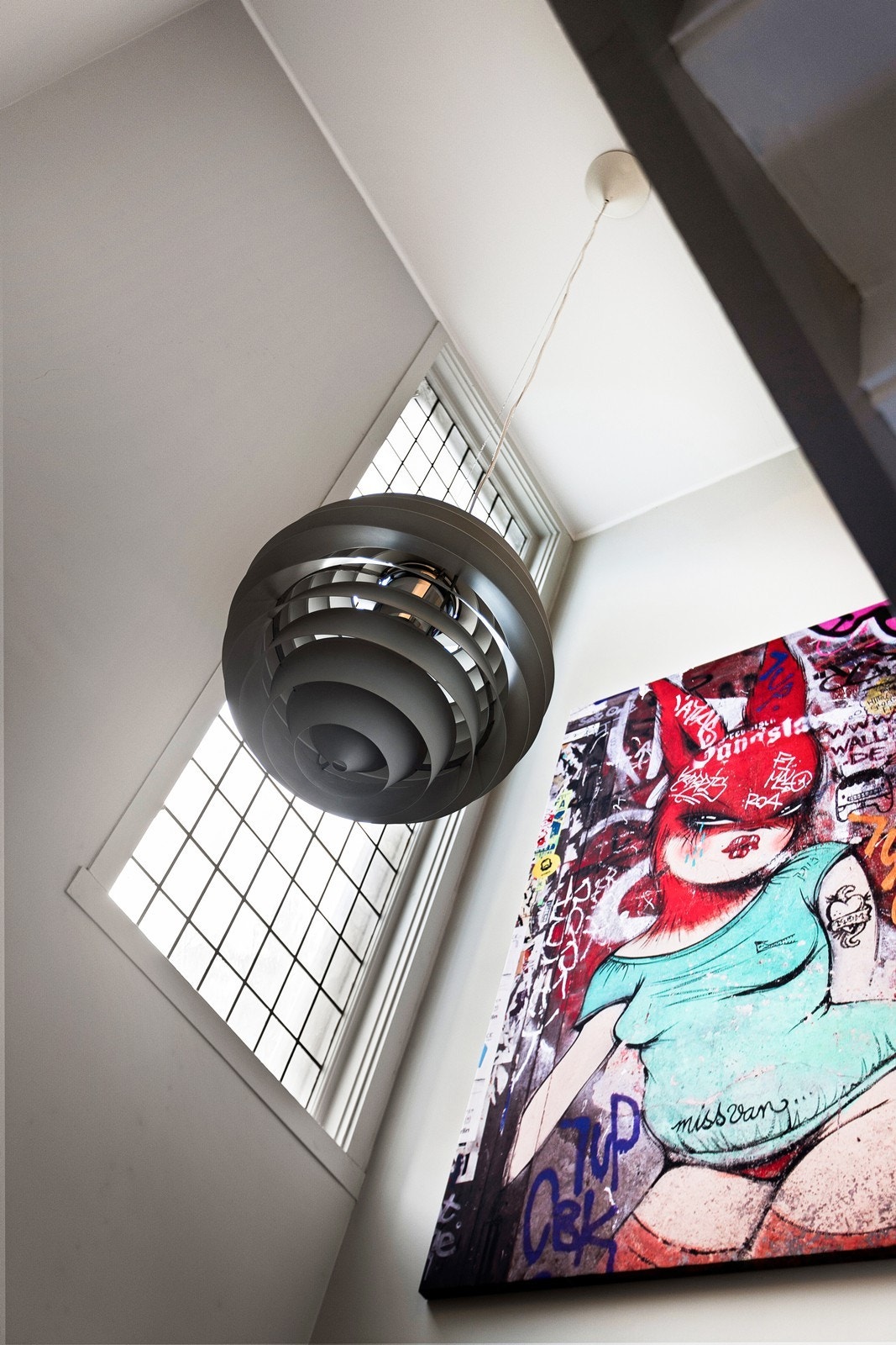 Unik himlingshøyde i trappeløpet og originalt høyt vindu som gir sprek lysinngang Galleribilde