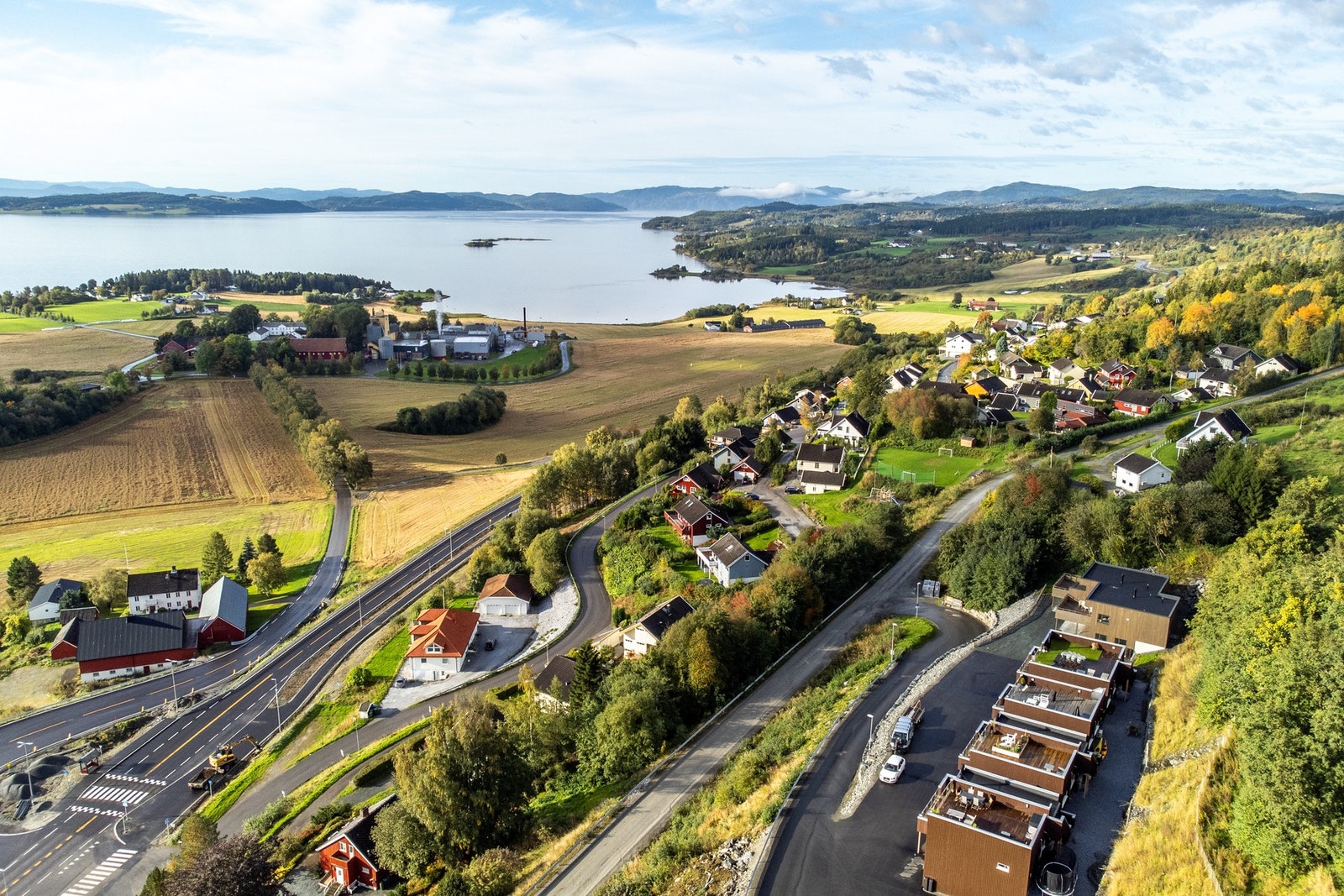 Bergslivegen ligger sørvendt og du har en fantastisk utsikt over fjorden og det fine kulturlandskapet på Inderøy. Galleribilde