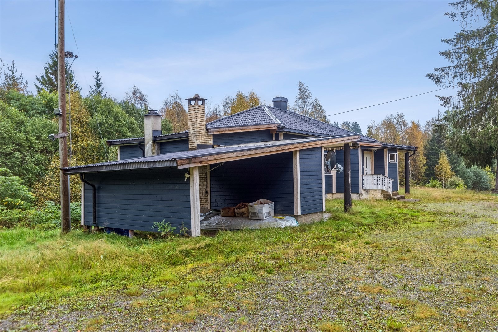 Tilbygget terrasse og carport er i mindre god stand, og bør utbedres. Galleribilde