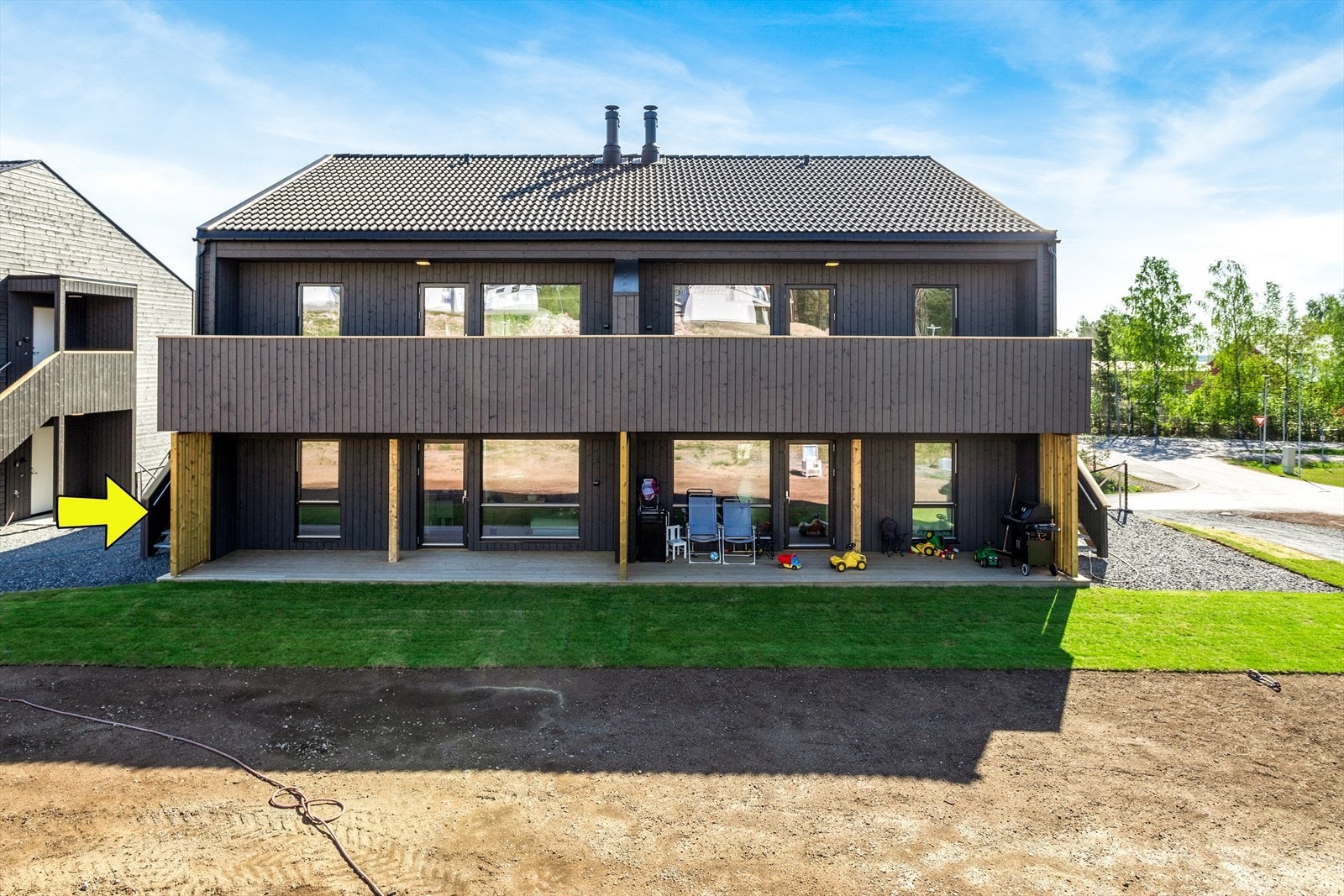 Fra stuen er det utgang til en romslig og fin uteplass - her kan sommeren nytes! Galleribilde