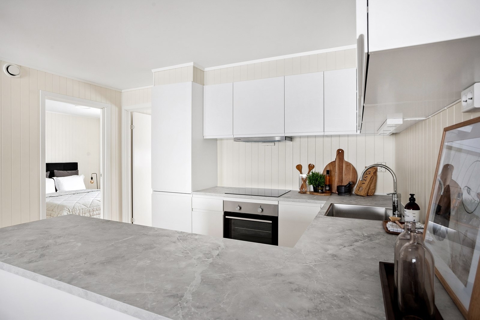 Kjøkkeninnredningen har godt med skap- og benkeplass. Galleribilde