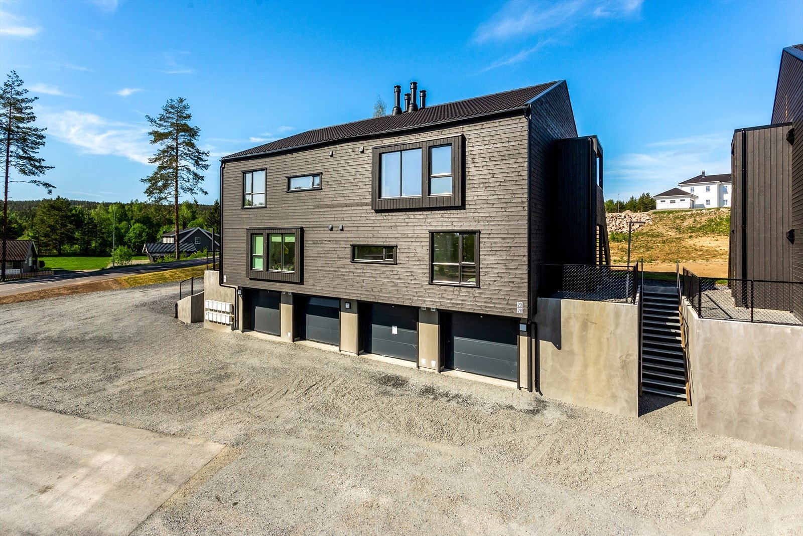 Det medfølger 1 stk. garasjeplass, samt sportsbod i bakkant. Galleribilde