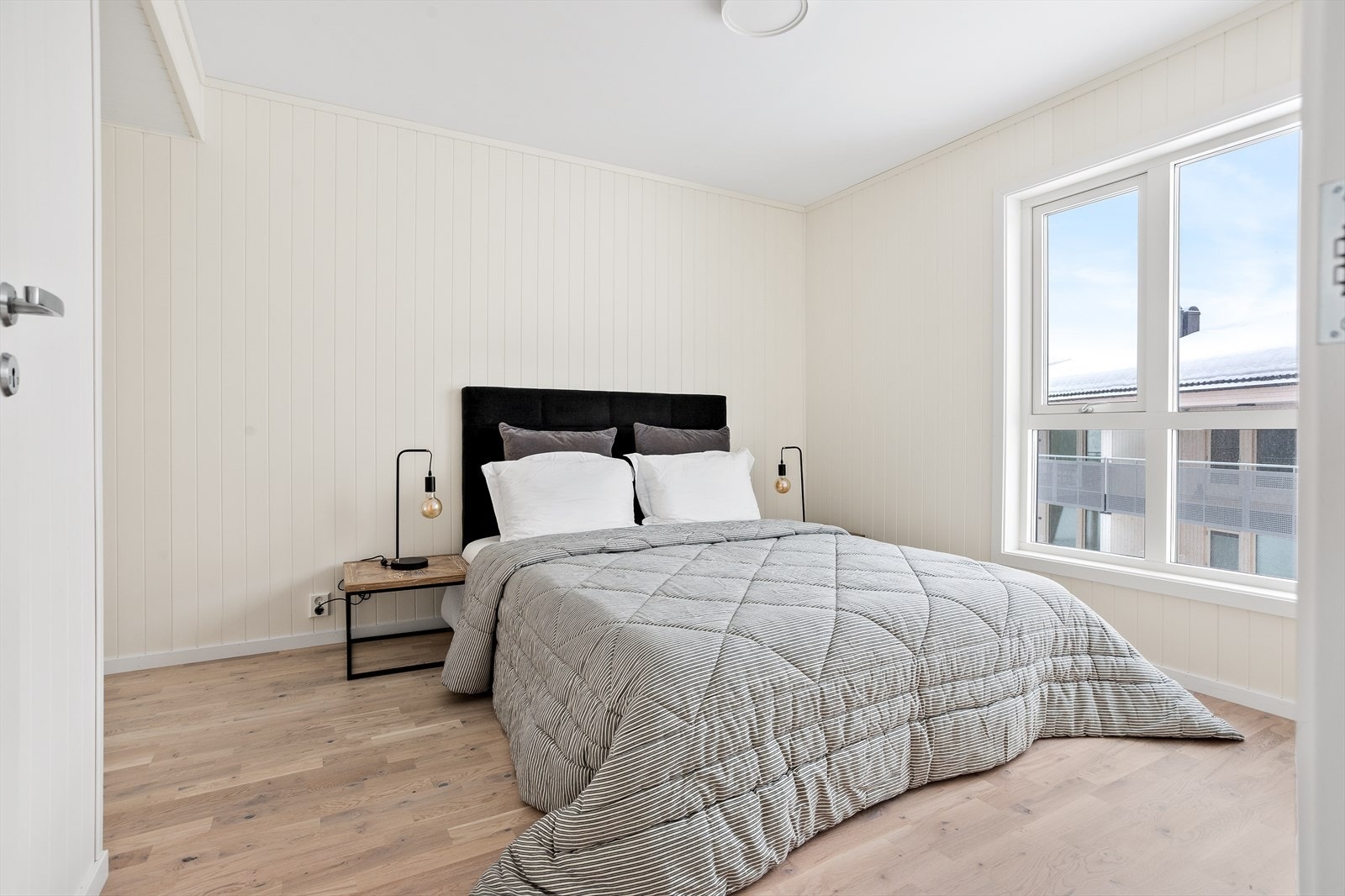 Hovedsoverom av god størrelse. Her har du plass til både dobbeltseng og tilhørende møblement. Galleribilde