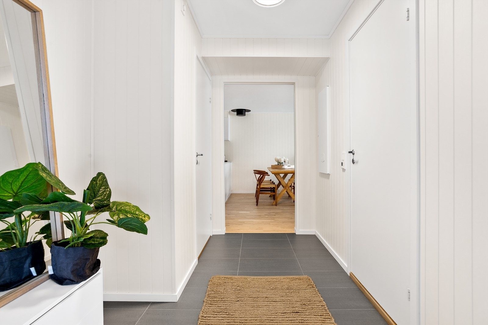 Entrè med gulvvarme - her er det godt med plass til å henge fra seg yttertøyet. Galleribilde