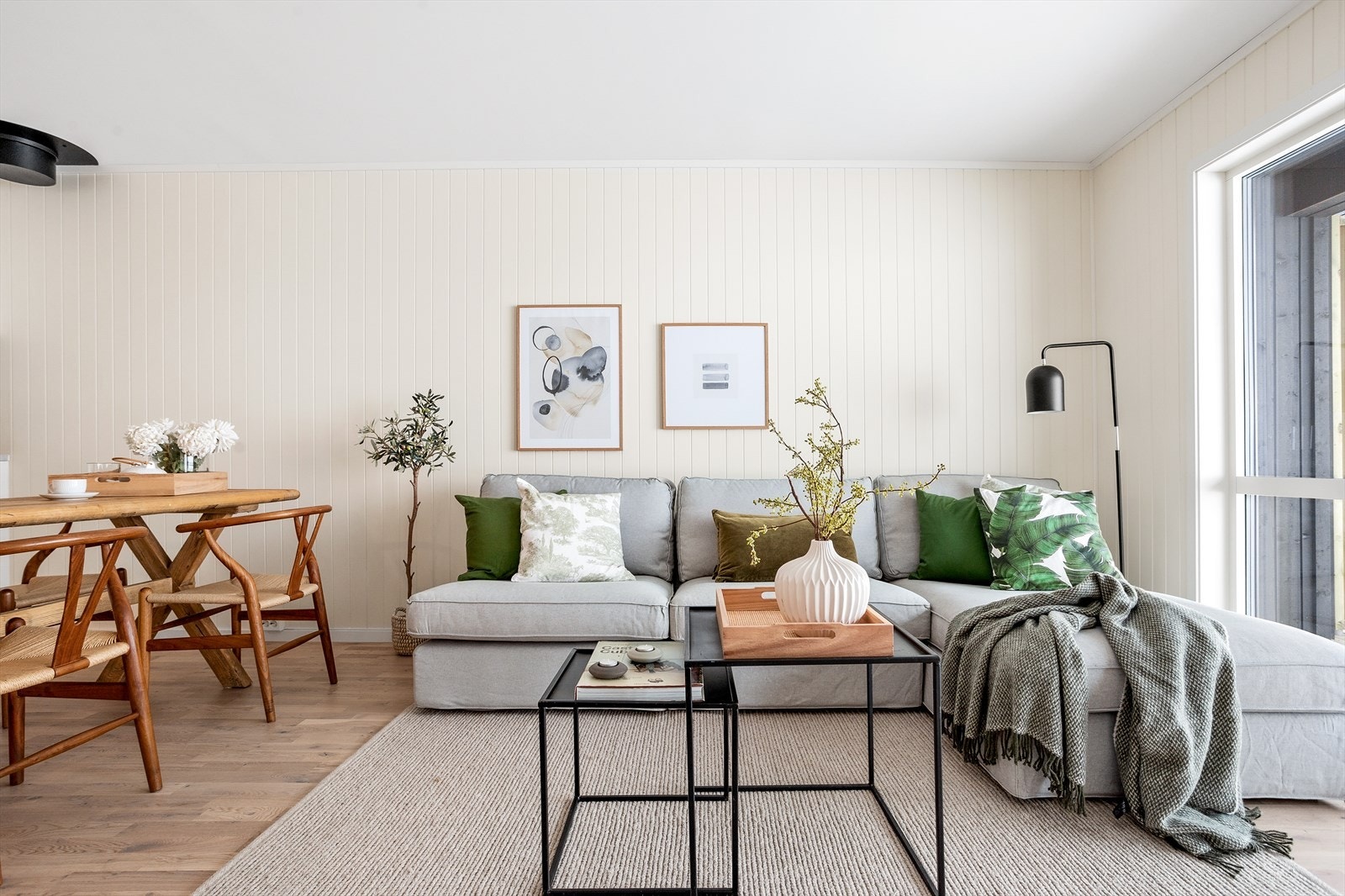 Leiligheten har store vindusflater som slipper inn rikelig med naturlig lys. Galleribilde