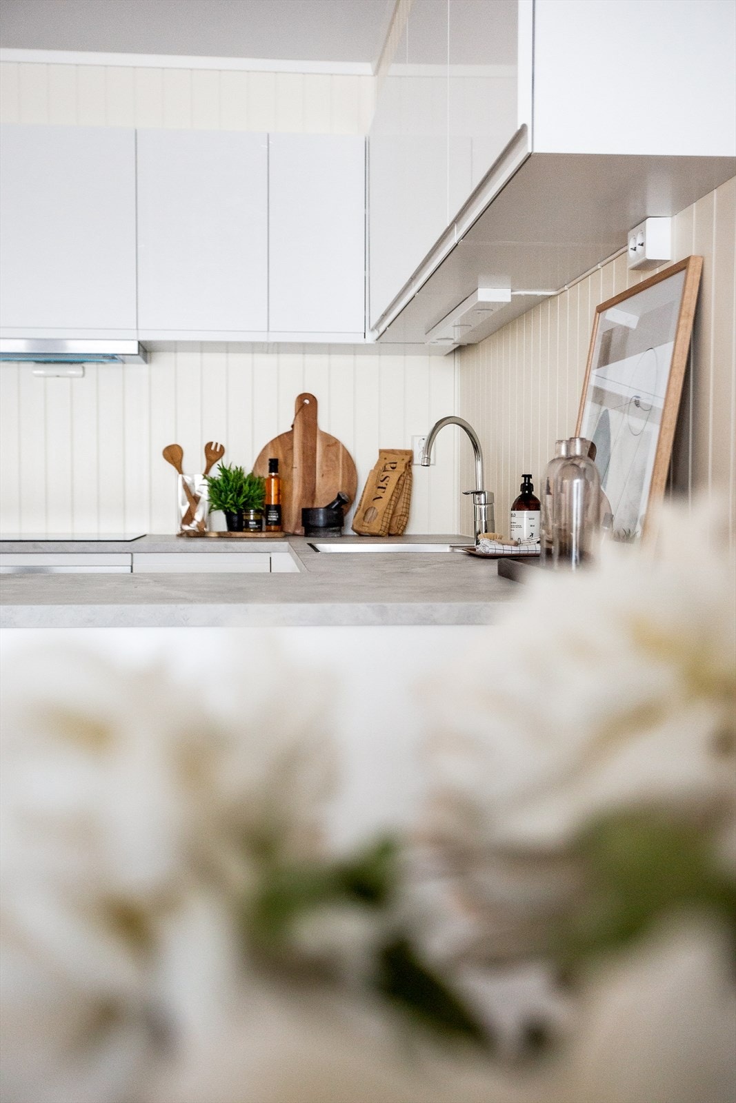 Kjøkkenet er av god størrelse, og er utstyrt med integrerte hvitevarer. Galleribilde