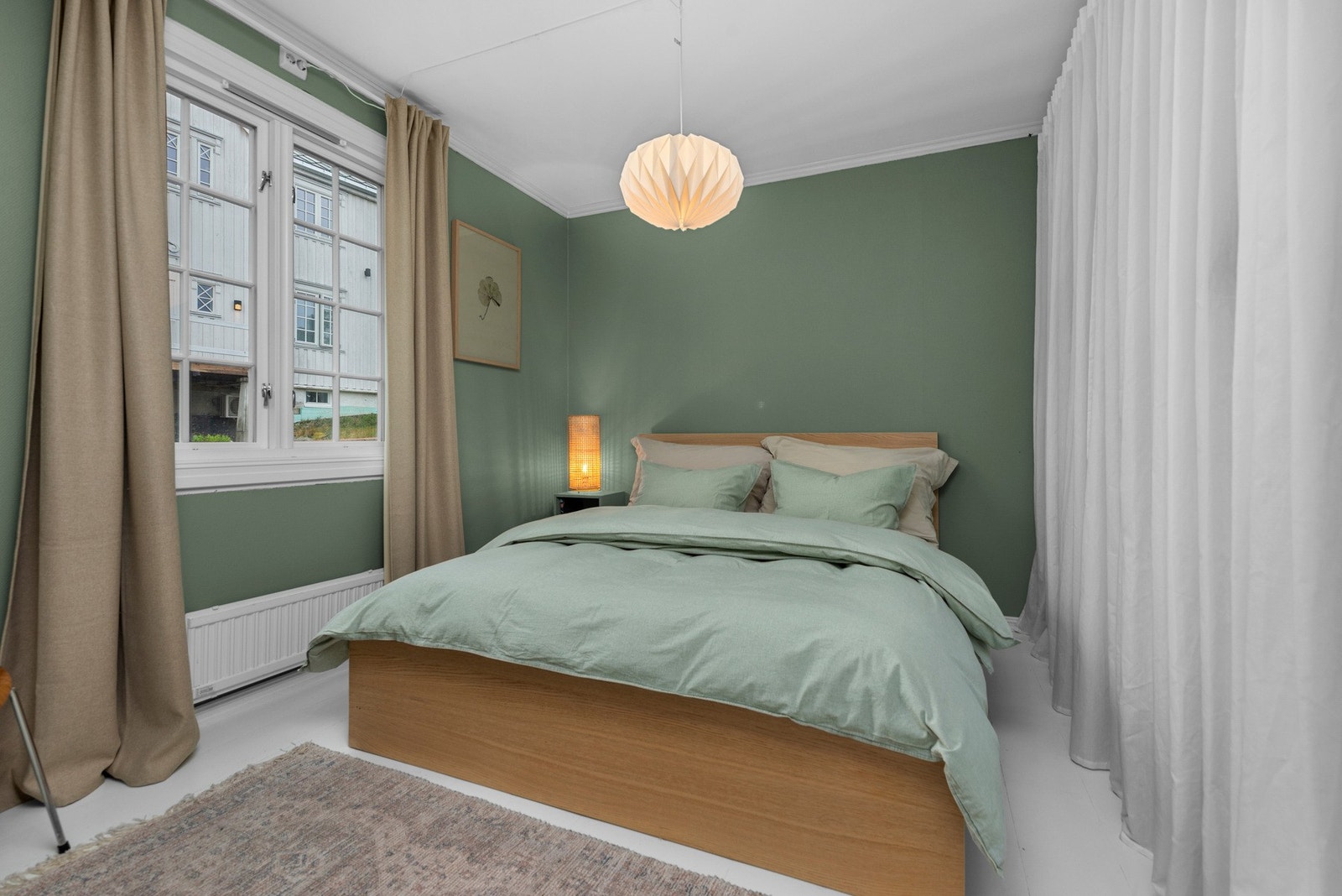 Stort og innbydende hovedsoverom i 1.etg. Galleribilde