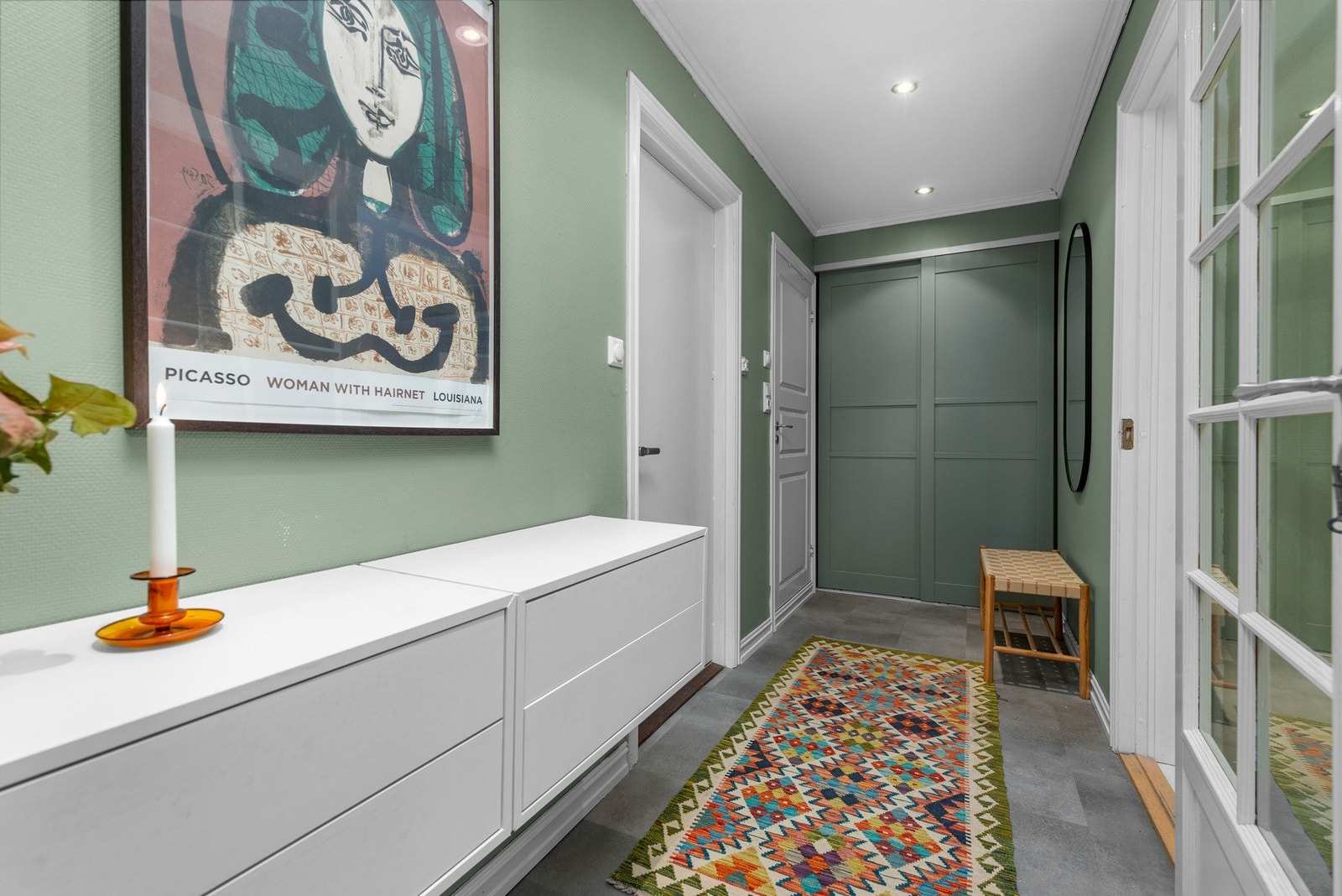 Romslig entré/gang med god plass til oppbevaring. Downlights i himling. Galleribilde
