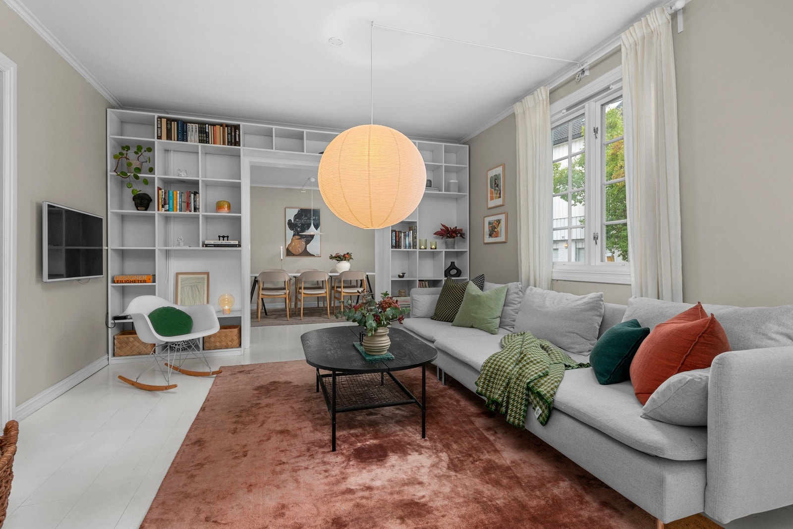 Lys og trivelig delstue med plassbygd bokhylle, god takhøyde og store vinduer. Galleribilde