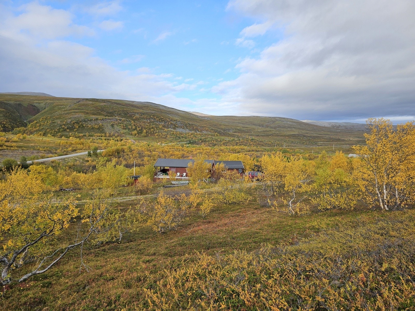 Velkommen til Syltefjorddalen og denne hytta med flott beliggenhet og stor tomt Galleribilde
