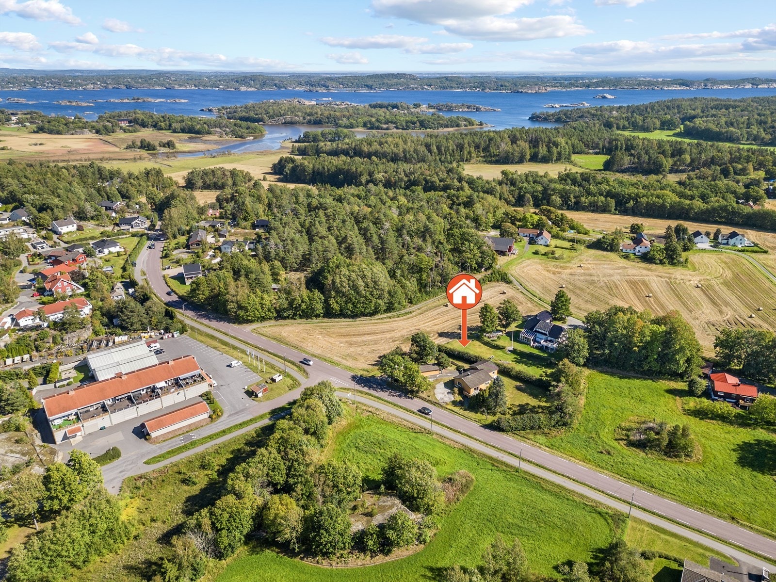 Hagen er romslig og en stor gårdsplass. Kort vei til flere badeplasser Galleribilde