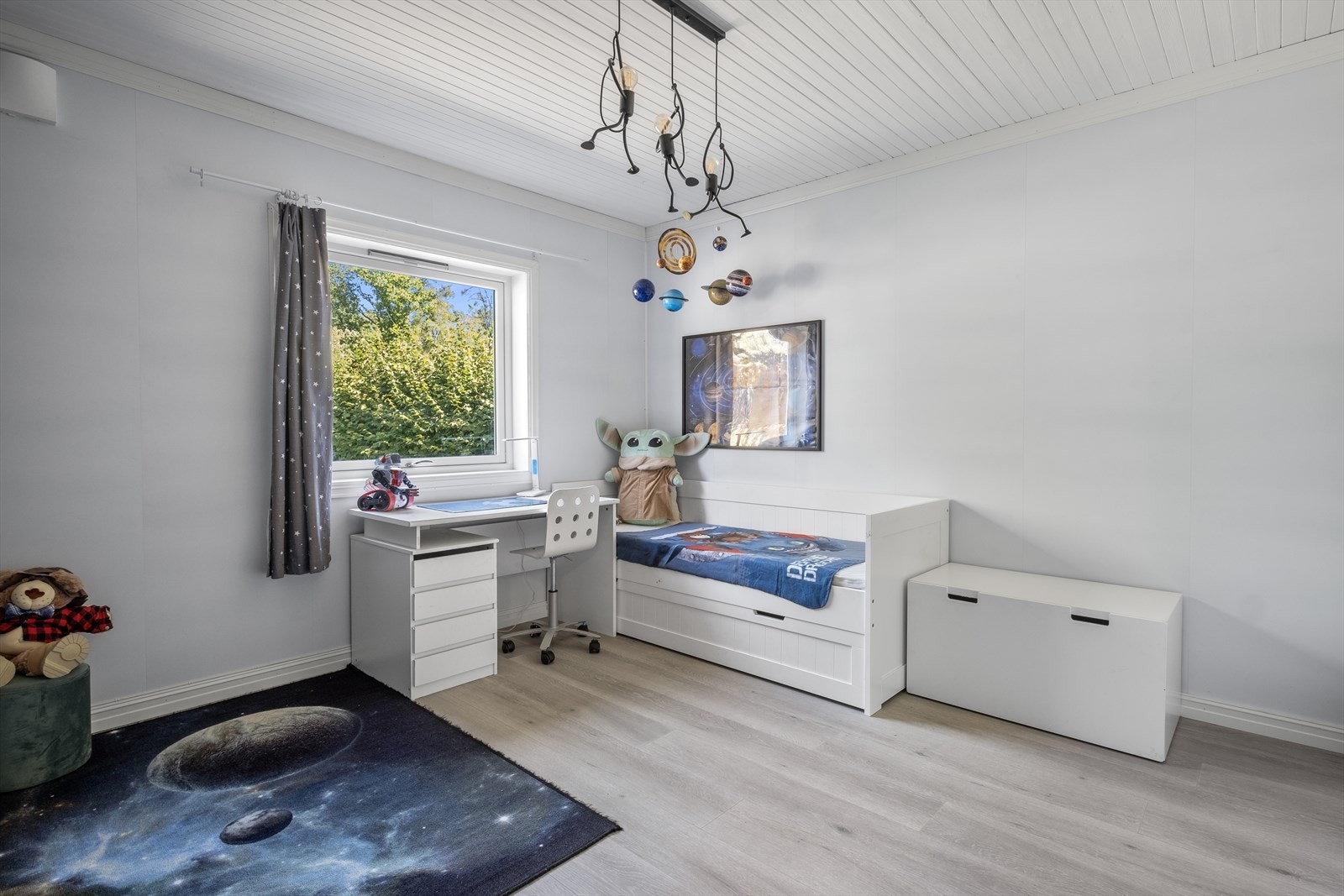Soverom med laminat på gulv som er lagt i senere tid Galleribilde
