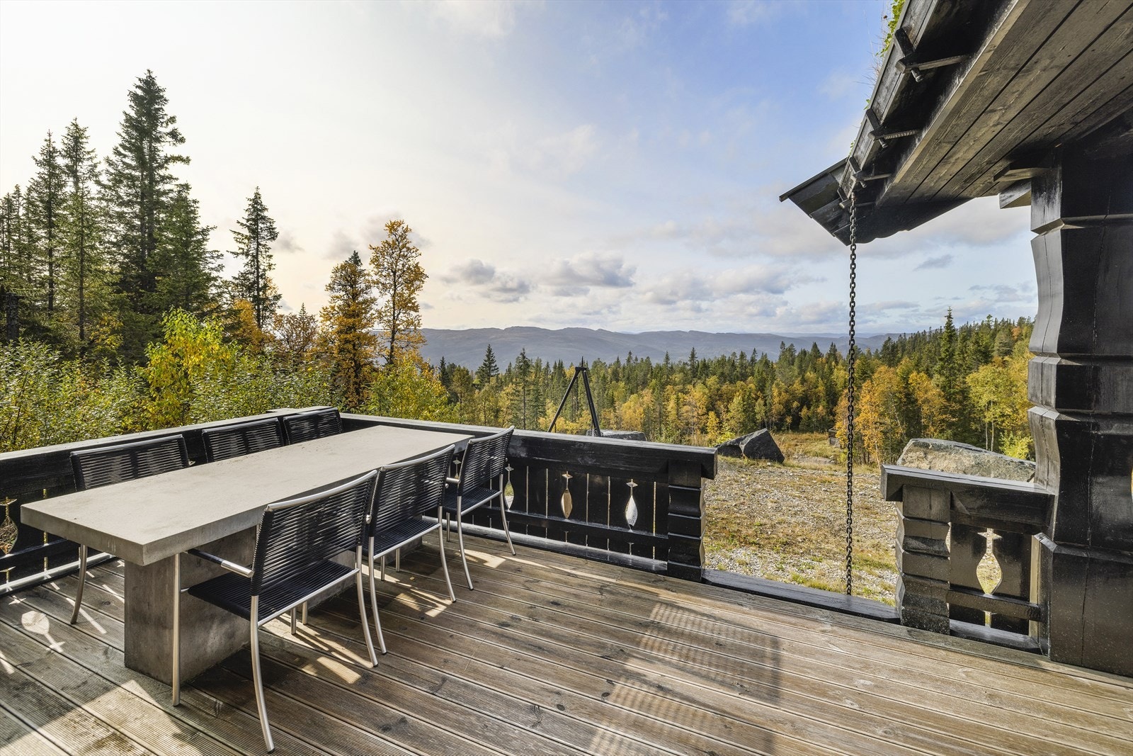 Solrik terrasse med god plass til utemøbler. Galleribilde
