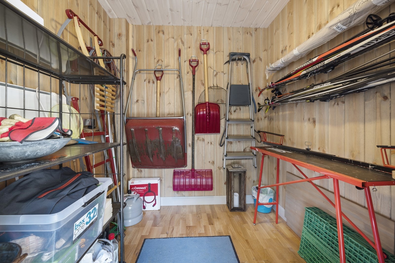 Utvendig bod med god plass til lagring. Galleribilde