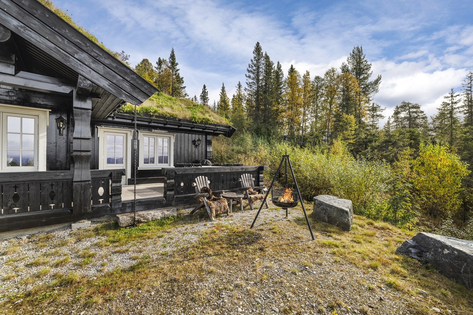 Hytta har koselige og solrike uteplasser. Galleribilde