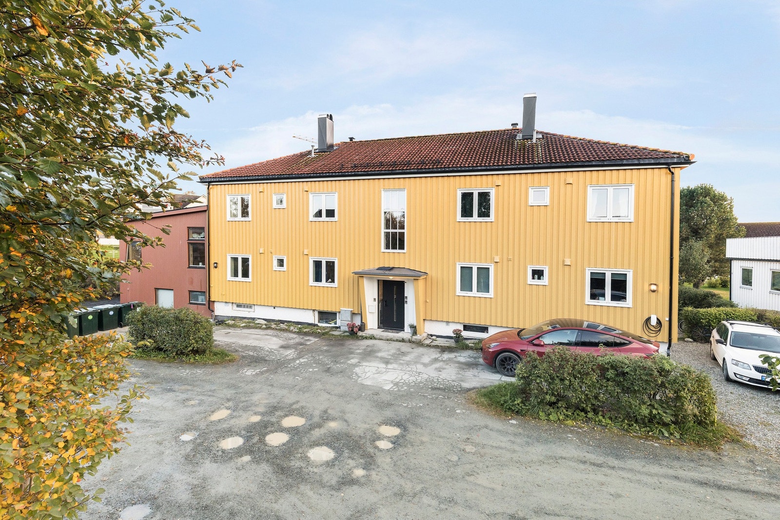 Flott fasade i rolig gate. Bygget er etterisolert og det er byttet kledning samt at vinduer er skiftet ut. Galleribilde