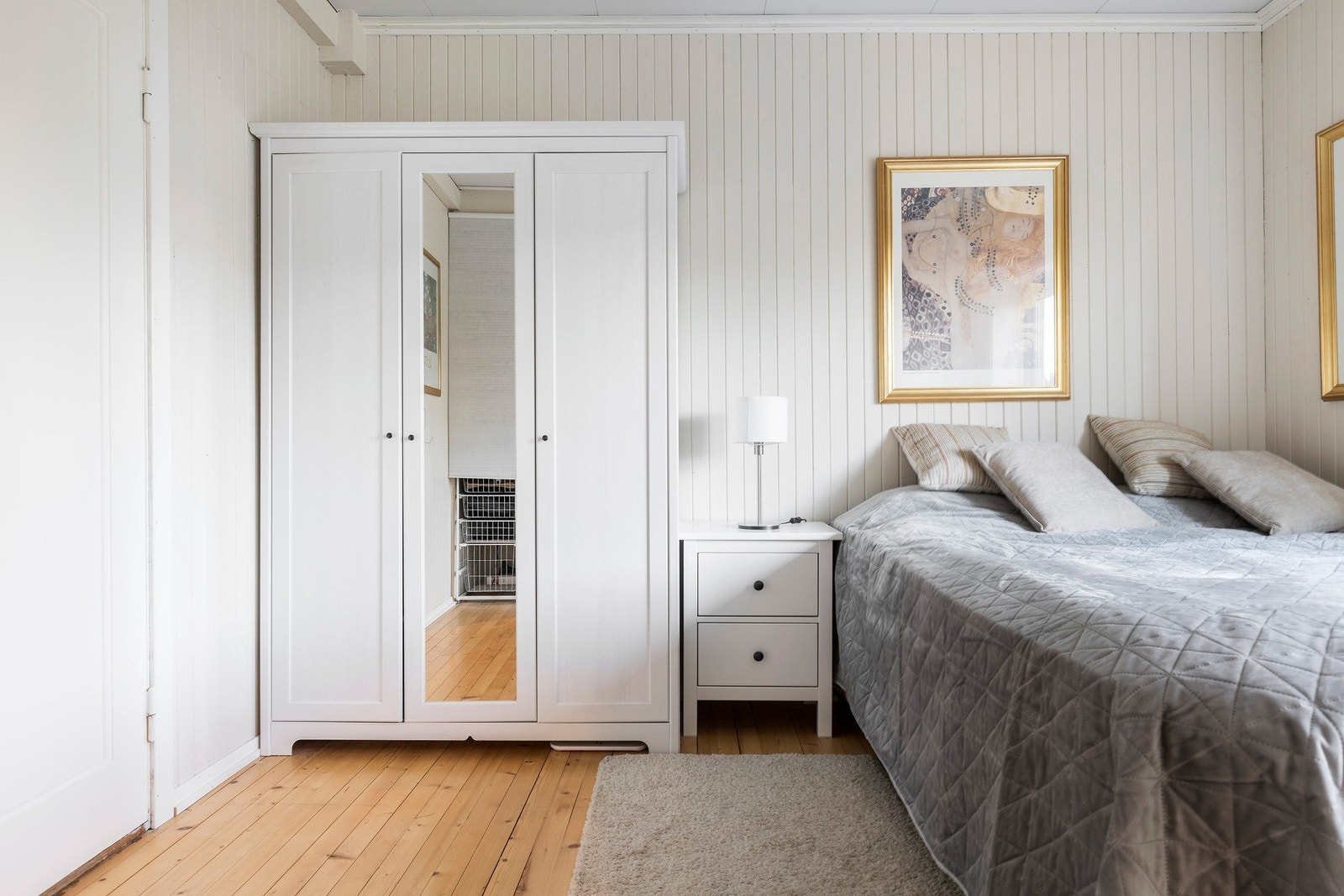 Soverommet har plass til både dobbelseng og garderobeskap. Galleribilde